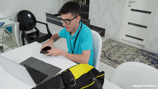 Ботан починил ноутбук блондинке и за это офигенно потрахался